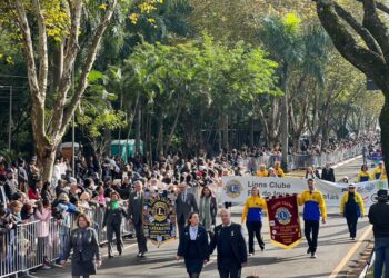 Desfile celebra 111 anos de Foz e homenageia bombeiros que salvaram bebê Nicole
