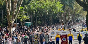 Desfile celebra 111 anos de Foz e homenageia bombeiros que salvaram bebê Nicole