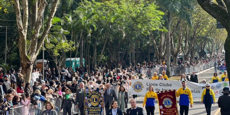 Desfile celebra 111 anos de Foz e homenageia bombeiros que salvaram bebê Nicole