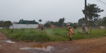 Limpeza no Jardim Ana Rover: Mato, lixo e valeta são os focos da ação