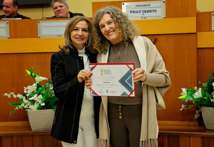 Aluízio Palmar e Dina Oro são homenageados pelo Sindicato dos Jornalistas do Paraná