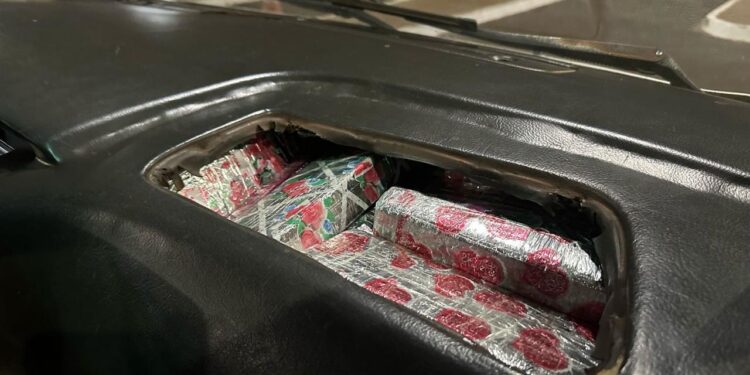 Motorista que transportava quase 500 kg de maconha tenta fugir da fiscalização mas é preso na Ponte da Amizade