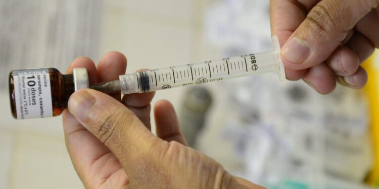 Vacina contra o sarampo para crianças de 6 a 11 meses está disponível em Unidades de Saúde; confira os locais