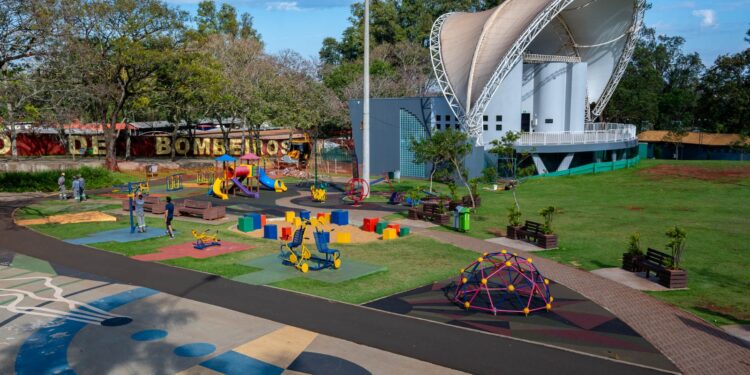 Quem passar pelo Gramadão vai encontrar equipe cuidando de melhorias no parquinho e academia