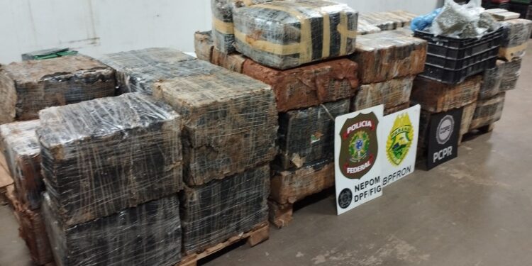 Após troca de tiros, PF e PM apreendem quase 1,8 tonelada de maconha na fronteira com a Argentina