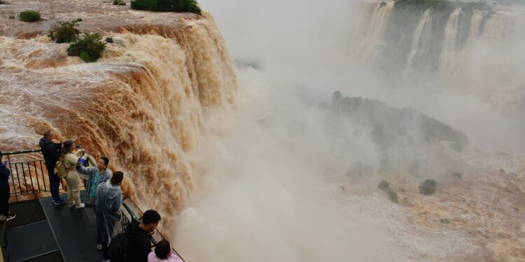Chuva dos últimos dias faz aumentar a vazão nas Cataratas do Iguaçu