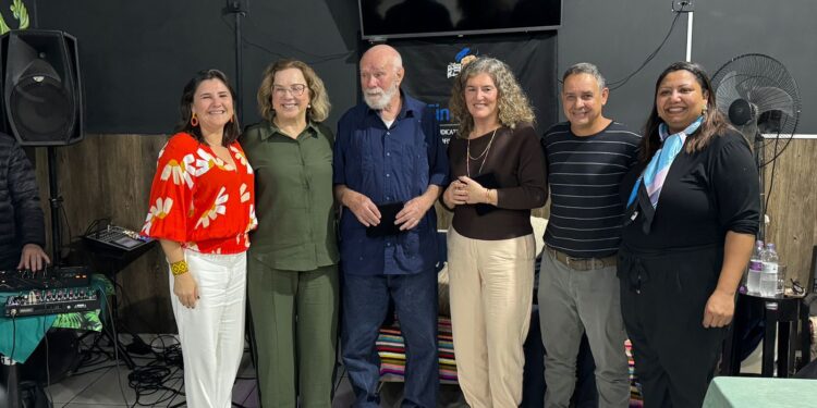Aluízio Palmar e Dina Oro são homenageados pelo Sindicato dos Jornalistas do Paraná