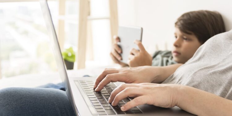 Metade da população usará óculos até 2050 devido à exposição precoce às telas