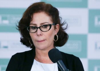 Condenada a 10 anos de prisão, deputada Carla Zambelli deixa o Brasil por Foz do Iguaçu