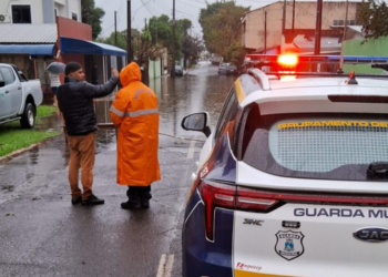 Moradora reclama de alagamento e  buracos na Rua das Rosas, no Porto Meira