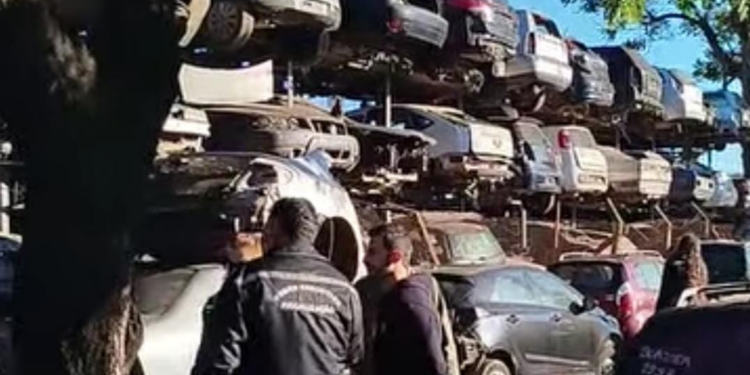 Operação Ferro Velho na Vila Portes mira depósito irregular de sucatas e veículos