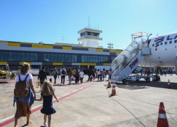 Em Curitiba, prefeito articula com secretaria de turismo ampliação de voos para Foz do Iguaçu