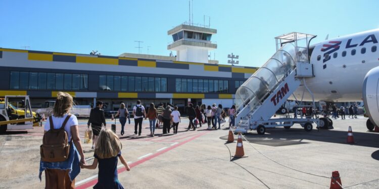 Em Curitiba, prefeito articula com secretaria de turismo ampliação de voos para Foz do Iguaçu