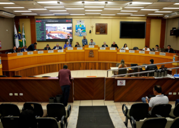 Passado o primeiro semestre do novo governo, até a base aliada na Câmara começa a questionar obras e serviços