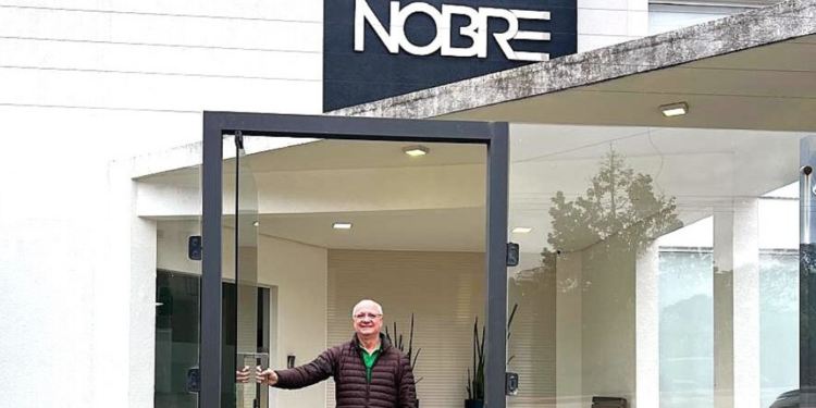 Cooperado do Sicoob expande marca de persiana 100% de Foz do Iguaçu