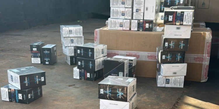 Motorista abandona caminhão com carga de cigarros eletrônicos avaliada em R$ 150 mil