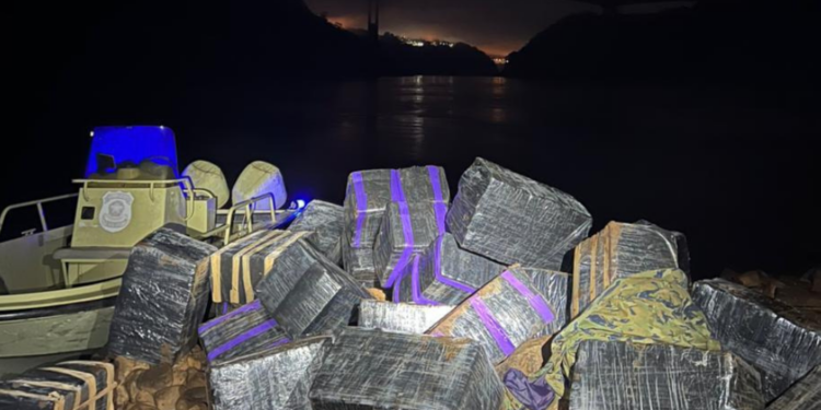 Polícia apreende 1,6 tonelada de maconha e recupera veículo furtado