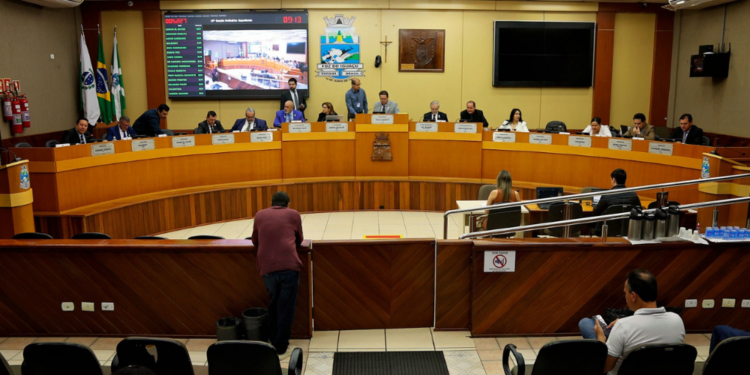 Passado o primeiro semestre do novo governo, até a base aliada na Câmara começa a questionar obras e serviços