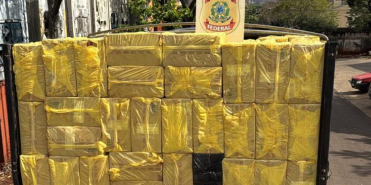 Polícia Federal apreende dois caminhões carregados com cigarros no Portal da Foz
