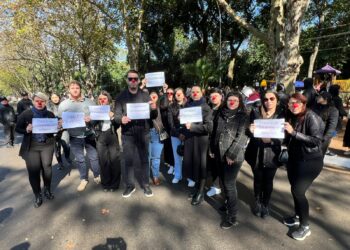 Sindicato entra na justiça contra prefeitura para exigir devolução de 7 mil livros de inglês