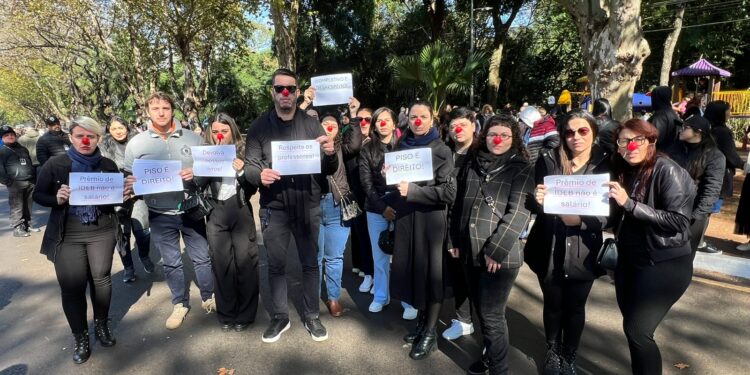 Sindicato entra na justiça contra prefeitura para exigir devolução de 7 mil livros de inglês