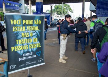 PRF realiza ação de conscientização sobre tráfico de pessoas na Ponte da Amizade