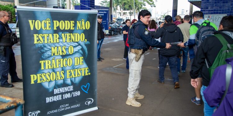PRF realiza ação de conscientização sobre tráfico de pessoas na Ponte da Amizade
