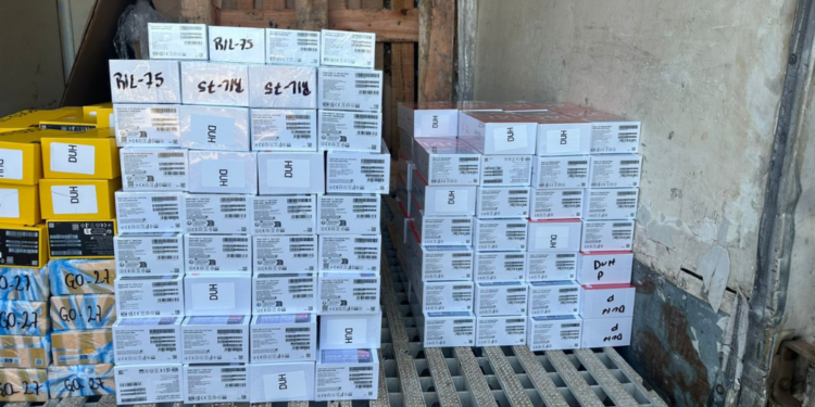 Polícia Federal desconfia e PRF encontra 500 celulares escondidos em caminhão