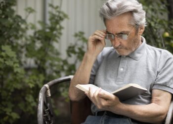 Quando enxergar de perto vira um desafio: mais de 18% da população sofre com presbiopia