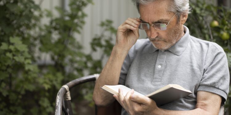 Quando enxergar de perto vira um desafio: mais de 18% da população sofre com presbiopia