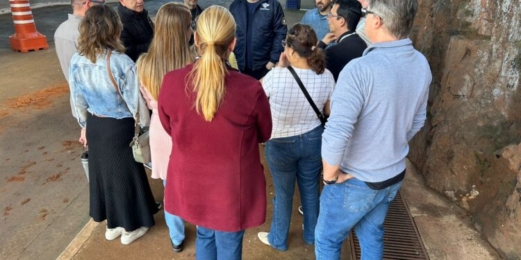 Comtur quer corredor exclusivo para táxis e carros de turismo na Ponte da Amizade