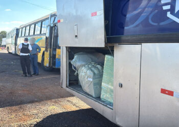 Com auxílio de helicóptero, três ônibus de turismo são apreendidos com mercadorias
