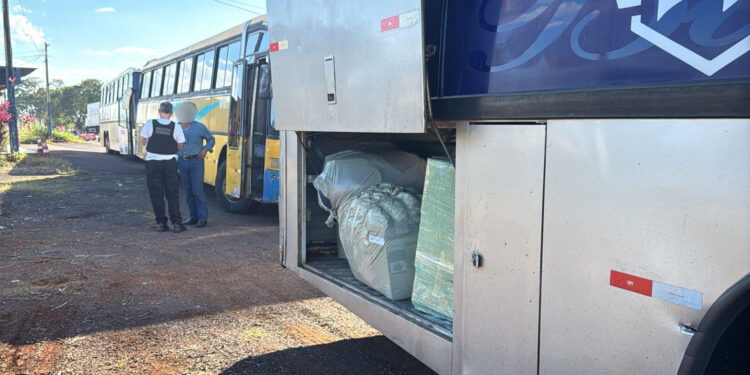 Com auxílio de helicóptero, três ônibus de turismo são apreendidos com mercadorias