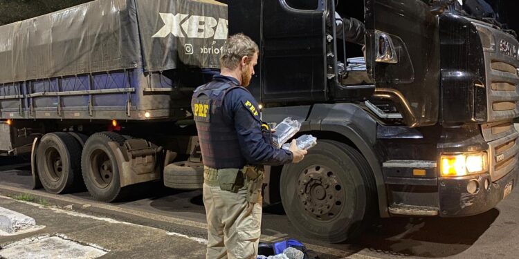 Caminhoneiro paraguaio é preso transportando 36 kg de haxixe e 9 kg de skunk