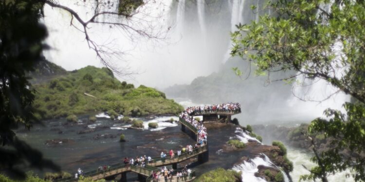 Parque Nacional do Iguaçu atinge 1 milhão de visitantes em 2025 em tempo recorde