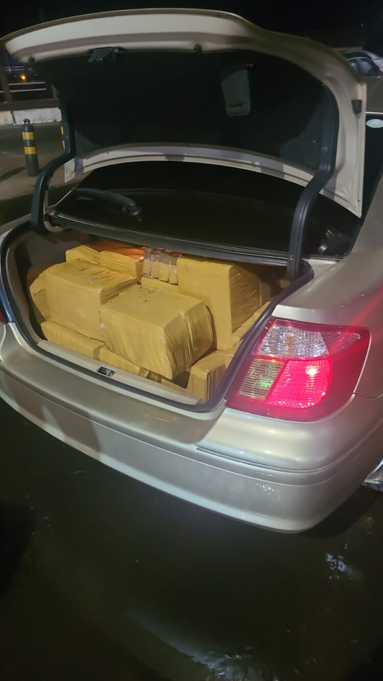 Motorista tenta fugir da fiscalização, bate em veículos e acaba preso na área da Ponte da Amizade