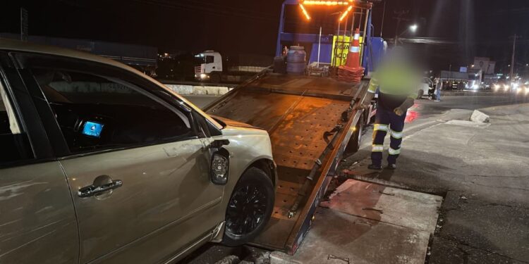 Motorista tenta fugir da fiscalização, bate em veículos e acaba preso na área da Ponte da Amizade