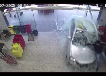 Imagens mostram momento em que carro invade supermercado em Foz