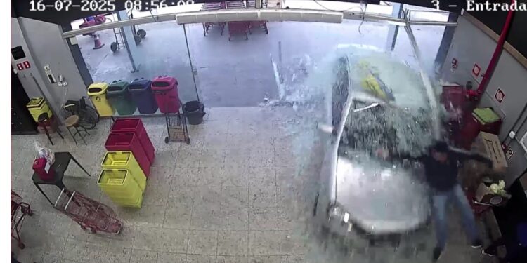 Imagens mostram momento em que carro invade supermercado em Foz