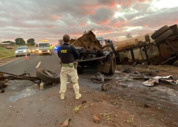 Pneu estoura, caminhão tomba e bate de frente em carro que esperava para cruzar a BR-277