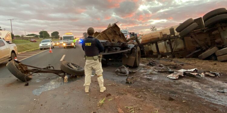 Pneu estoura, caminhão tomba e bate de frente em carro que esperava para cruzar a BR-277