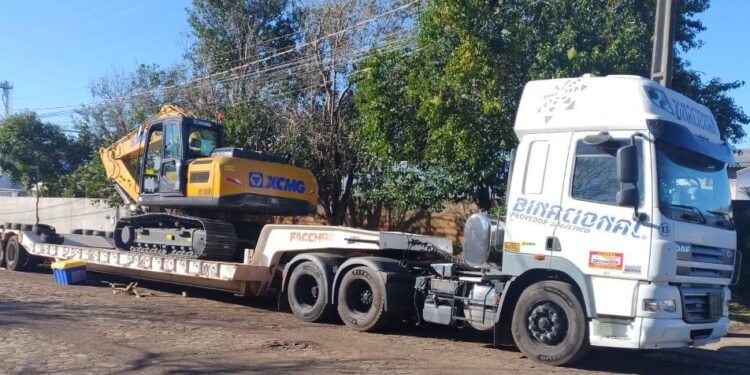 Prefeitura recebe primeira máquina para recuperação de estradas rurais