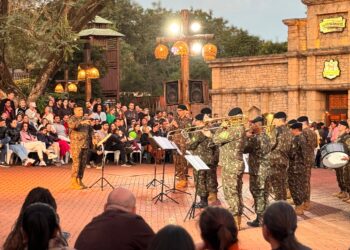 Na celebração de 122 anos do Marco das Três Fronteiras, a Banda do 34º Batalhão de Infantaria Mecanizada encanta visitantes