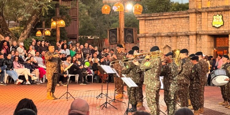 Na celebração de 122 anos do Marco das Três Fronteiras, a Banda do 34º Batalhão de Infantaria Mecanizada encanta visitantes