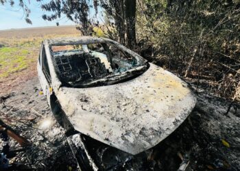 Carro de jovem desaparecido é encontrado queimado em área rural de Foz