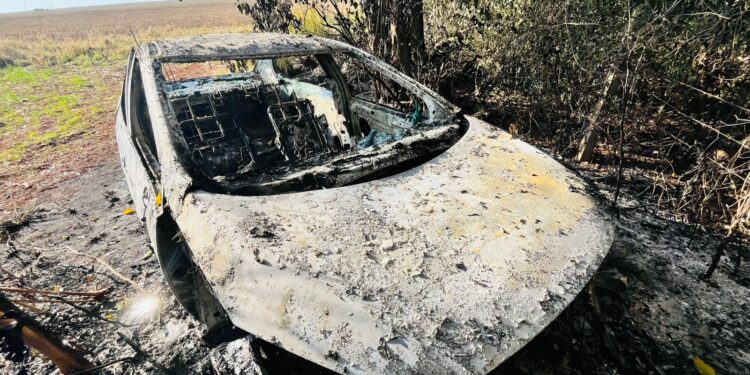 Carro de jovem desaparecido é encontrado queimado em área rural de Foz