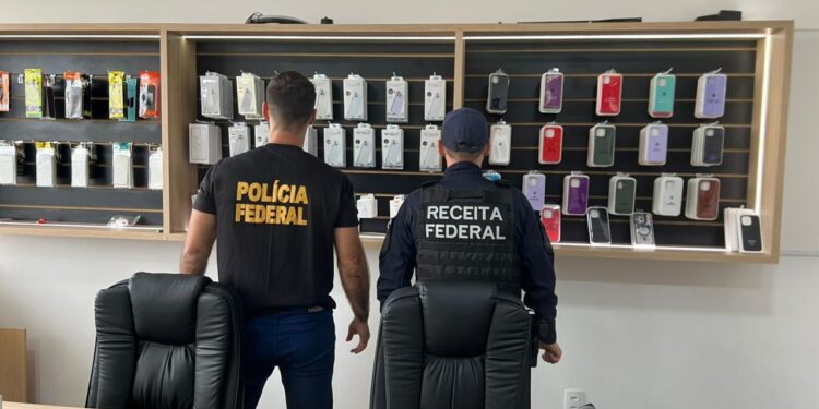Operação da Polícia Federal mira comércio irregular de smartphones