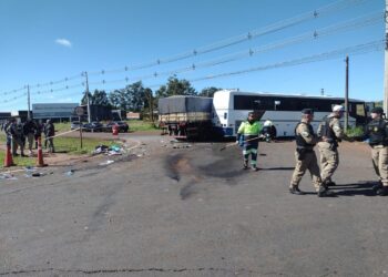 Acidente entre ônibus e caminhão deixa vários passageiros feridos