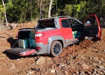 Durante abordagem policial, motorista abandona carro com 800 kg de maconha