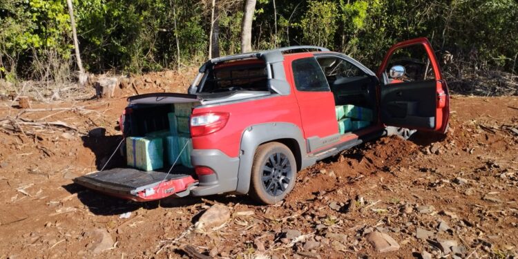 Durante abordagem policial, motorista abandona carro com 800 kg de maconha